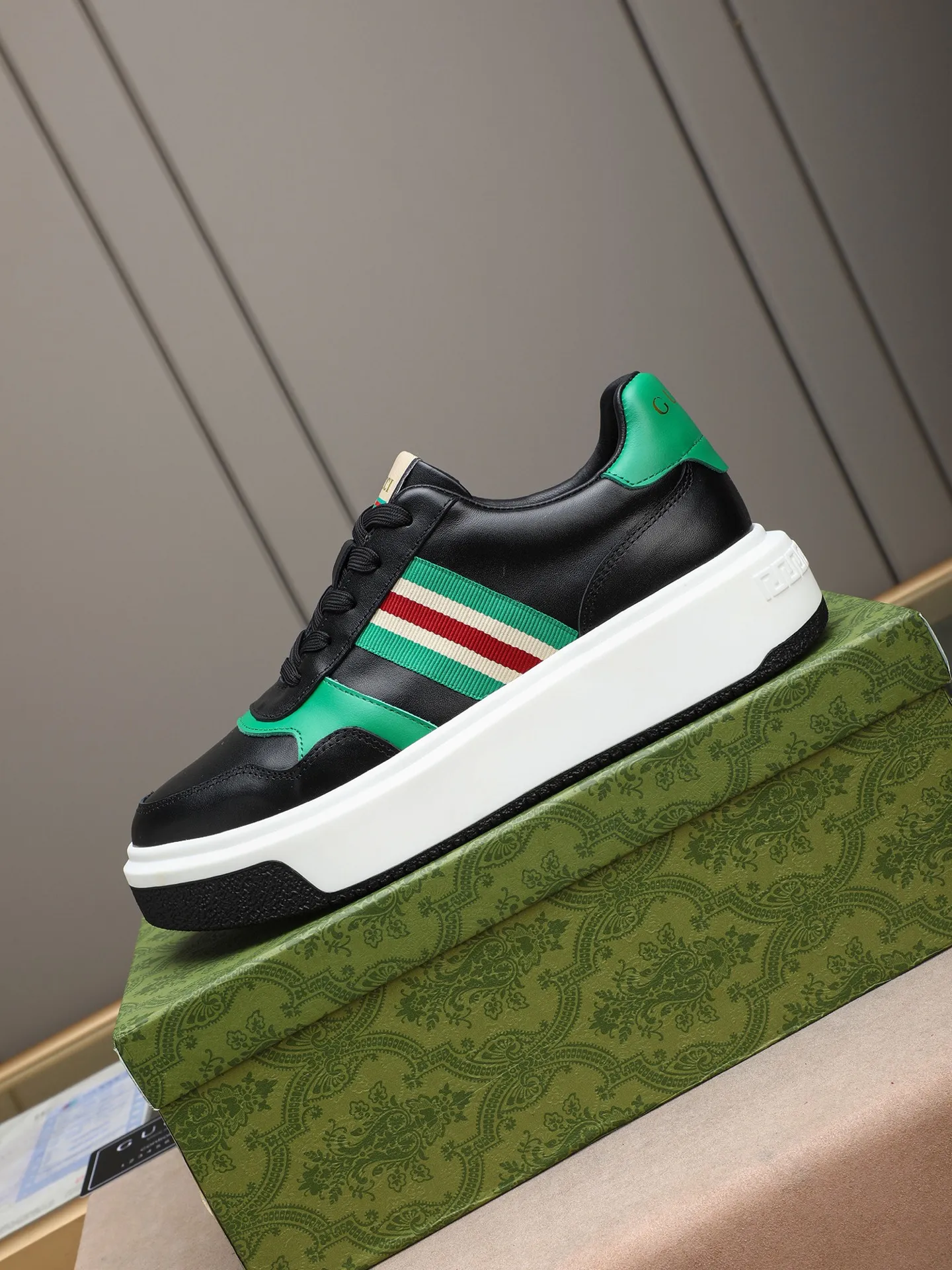 Men's shoes 💰480 New men's shoes GUCCI Fashion trend Made of first-layer calfskin ➕ washed sheep lining! The foot feels super comfortable and the workmanship is impeccable. Foam ultra-light outsole, size: 38-44 (45 customized) 3 colors to choose from!